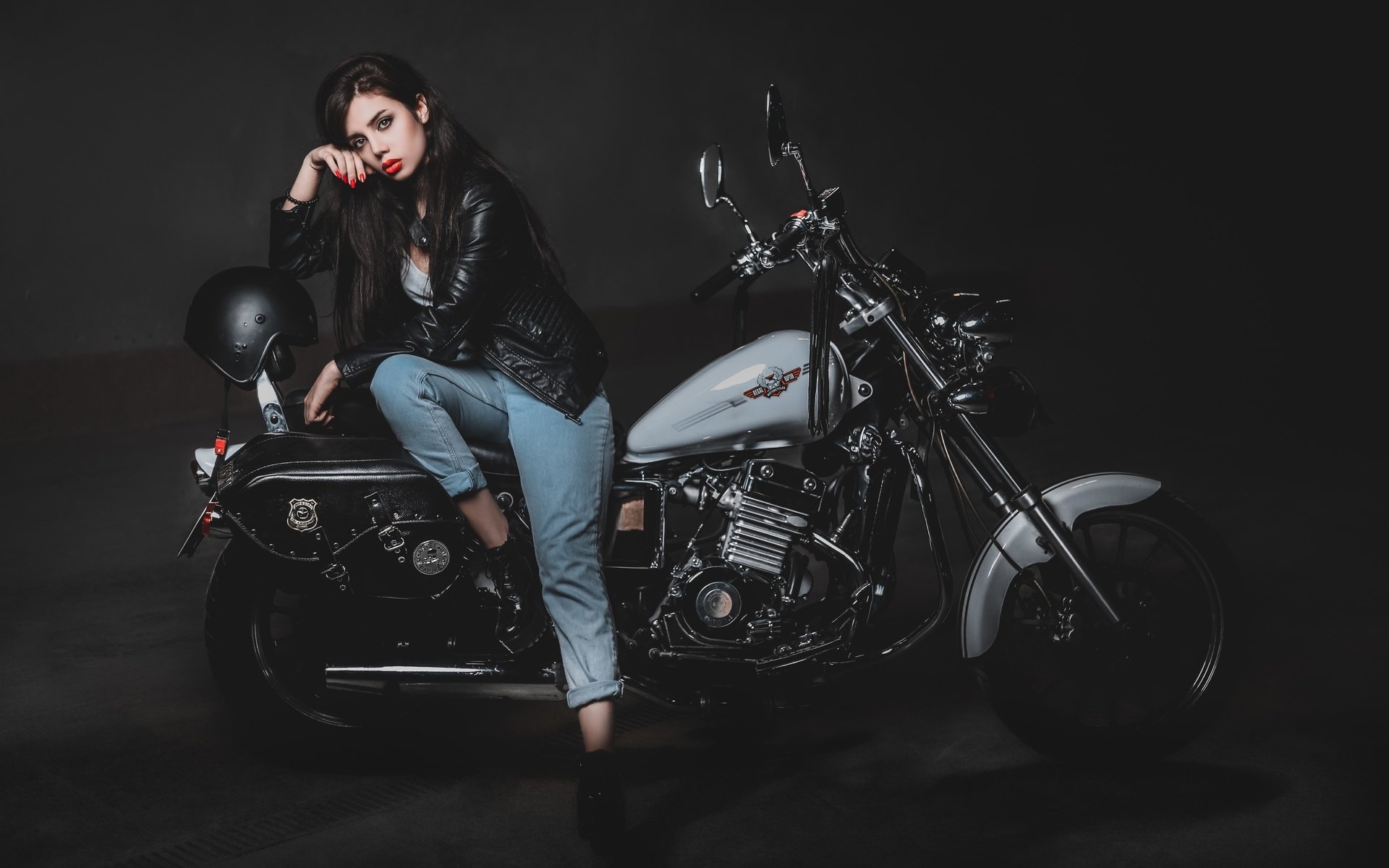 Biker girls: style and drive in Bansi