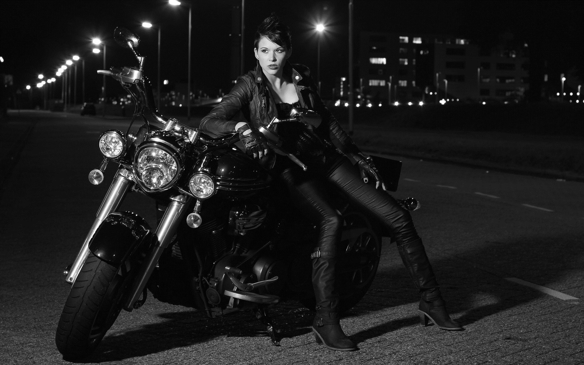 Photo Beautiful girls and motorcycles in Bansi
