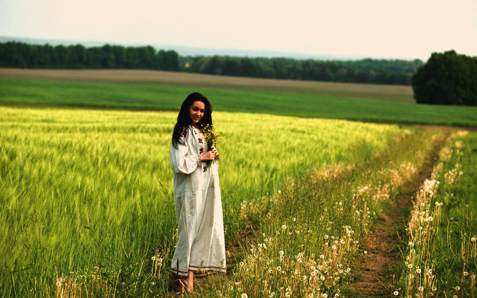 Women in Slavic costumes in Bansi