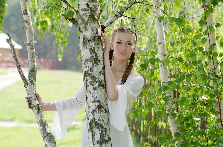 Women in Slavic costumes in Bansi