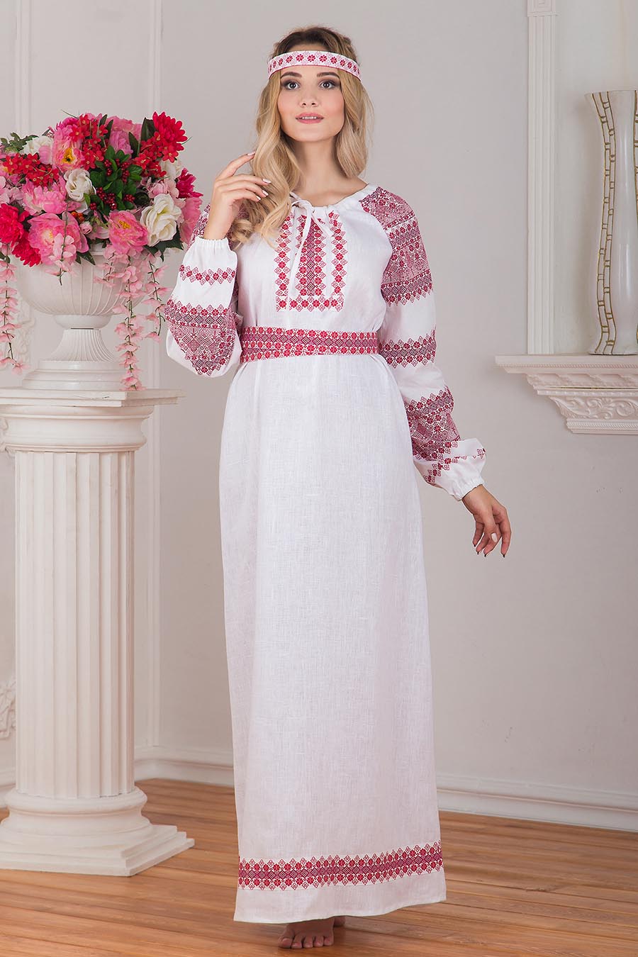 Women in Slavic costumes in Bansi