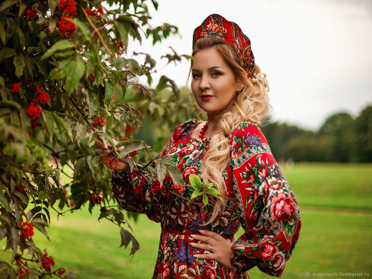 Women in Slavic costumes in Bansi