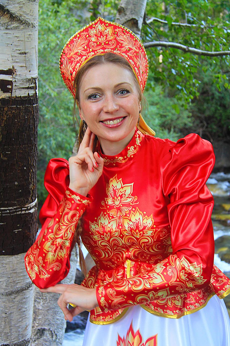 Women in Slavic costumes in Bansi
