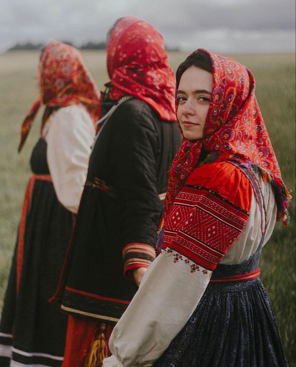 Women in Slavic costumes in Bansi
