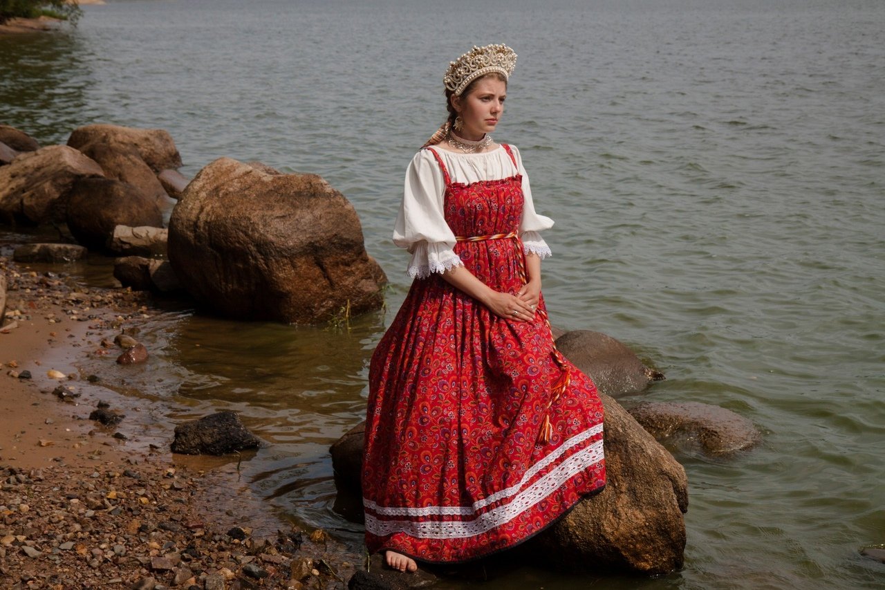 Women in Slavic costumes in Bansi