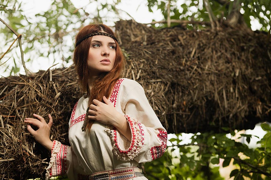 Women in Slavic costumes in Bansi