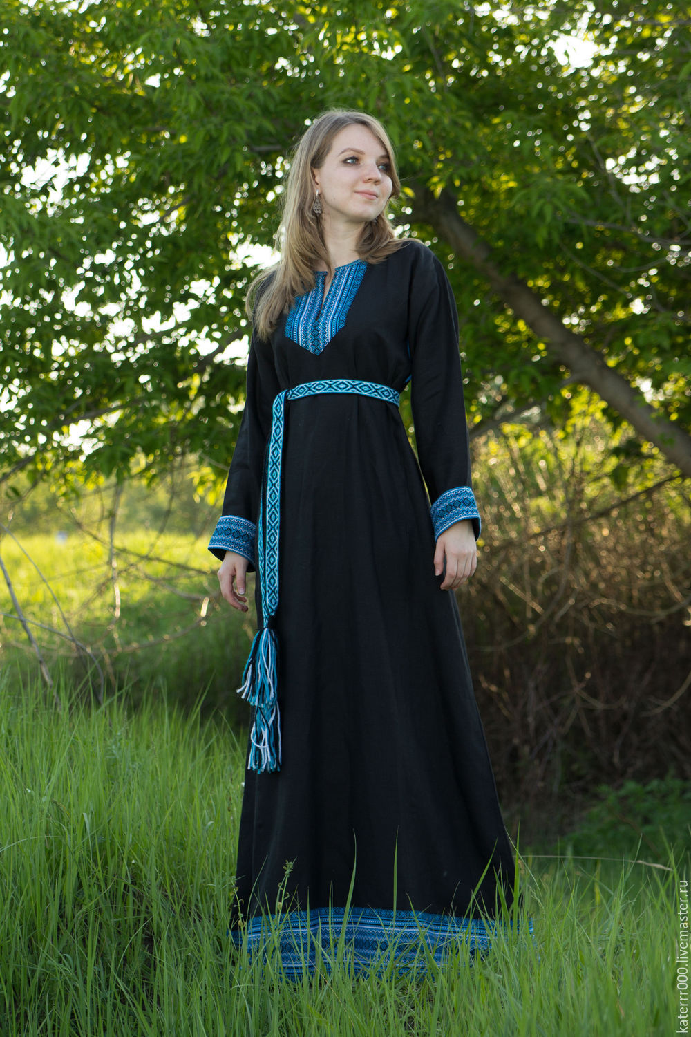 Women in Slavic costumes in Bansi