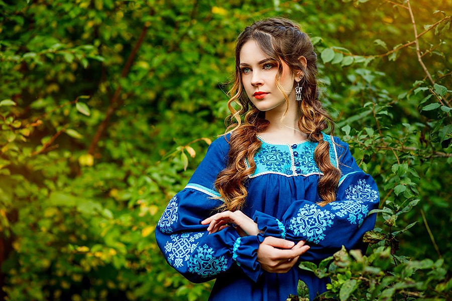 Sexy photo Women in Slavic costumes in Bansi
