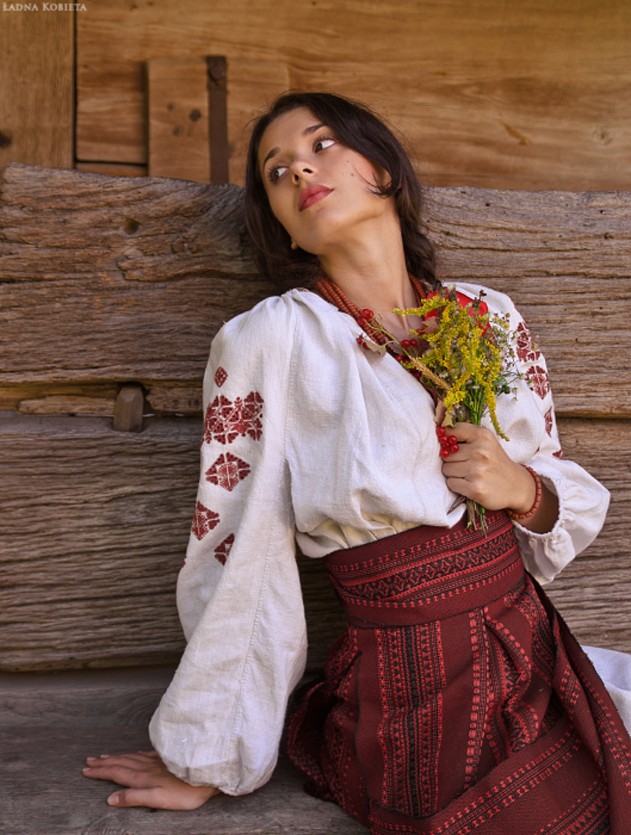 Girls in Slavic costumes in Bansi