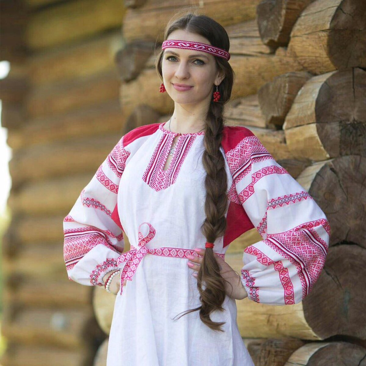 Girls in Slavic costumes in Bansi