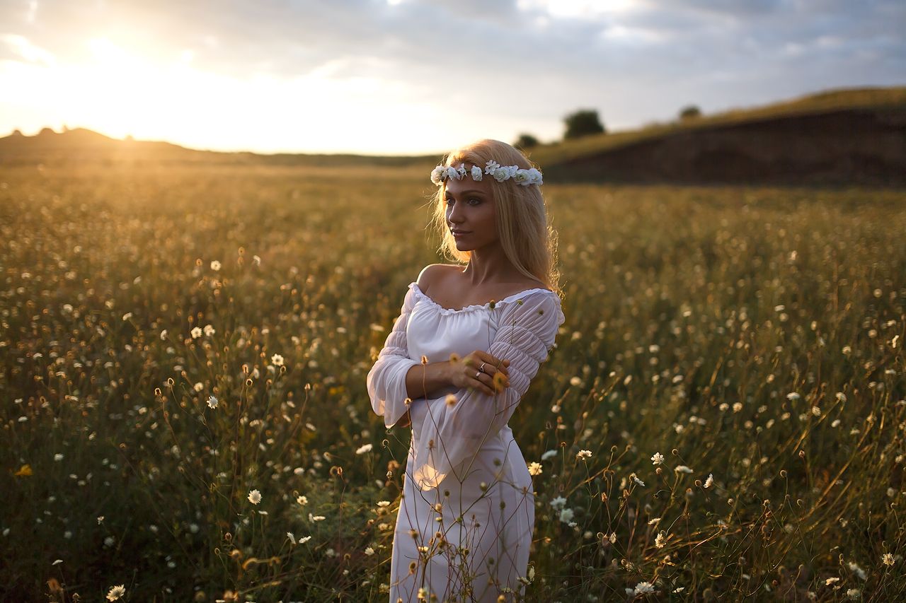 Girls in Slavic costumes in Bansi