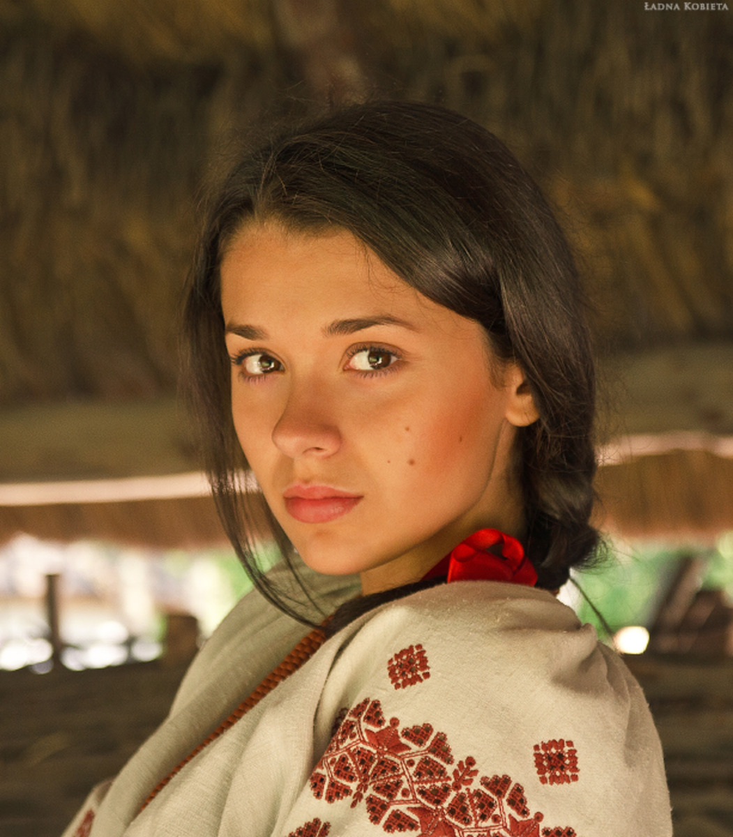 Girls in Slavic costumes in Bansi