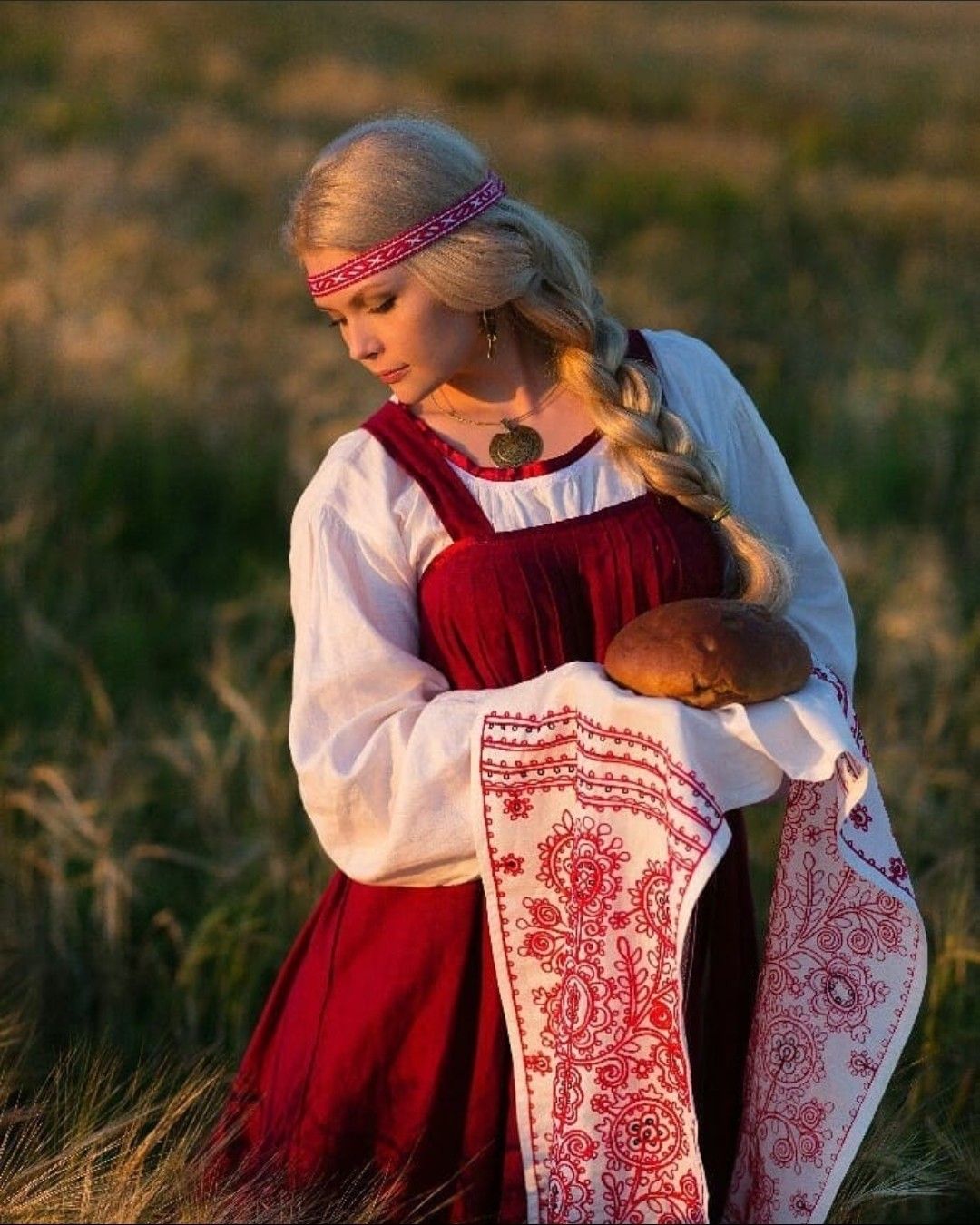 Girls in Slavic costumes in Bansi