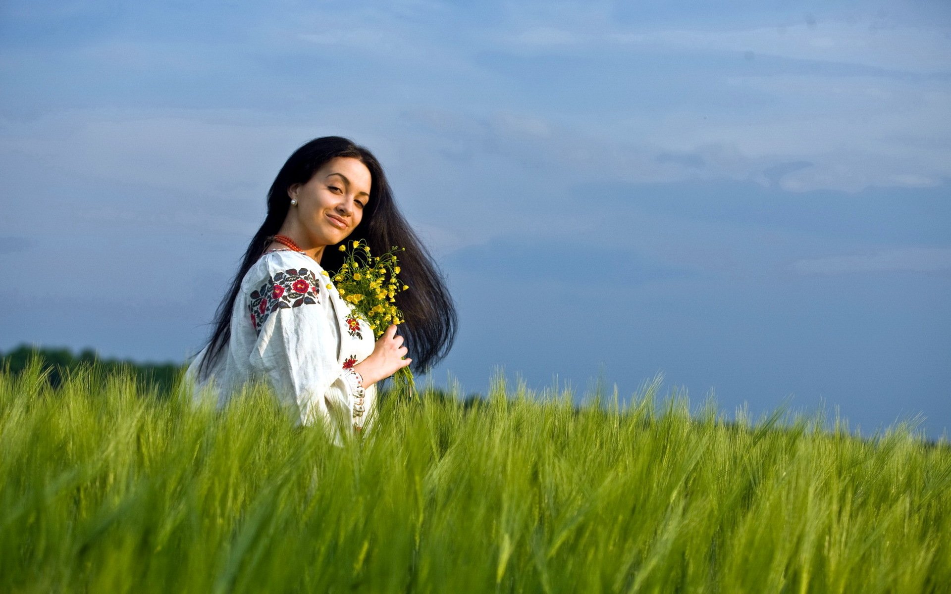 Girls in Slavic costumes in Bansi
