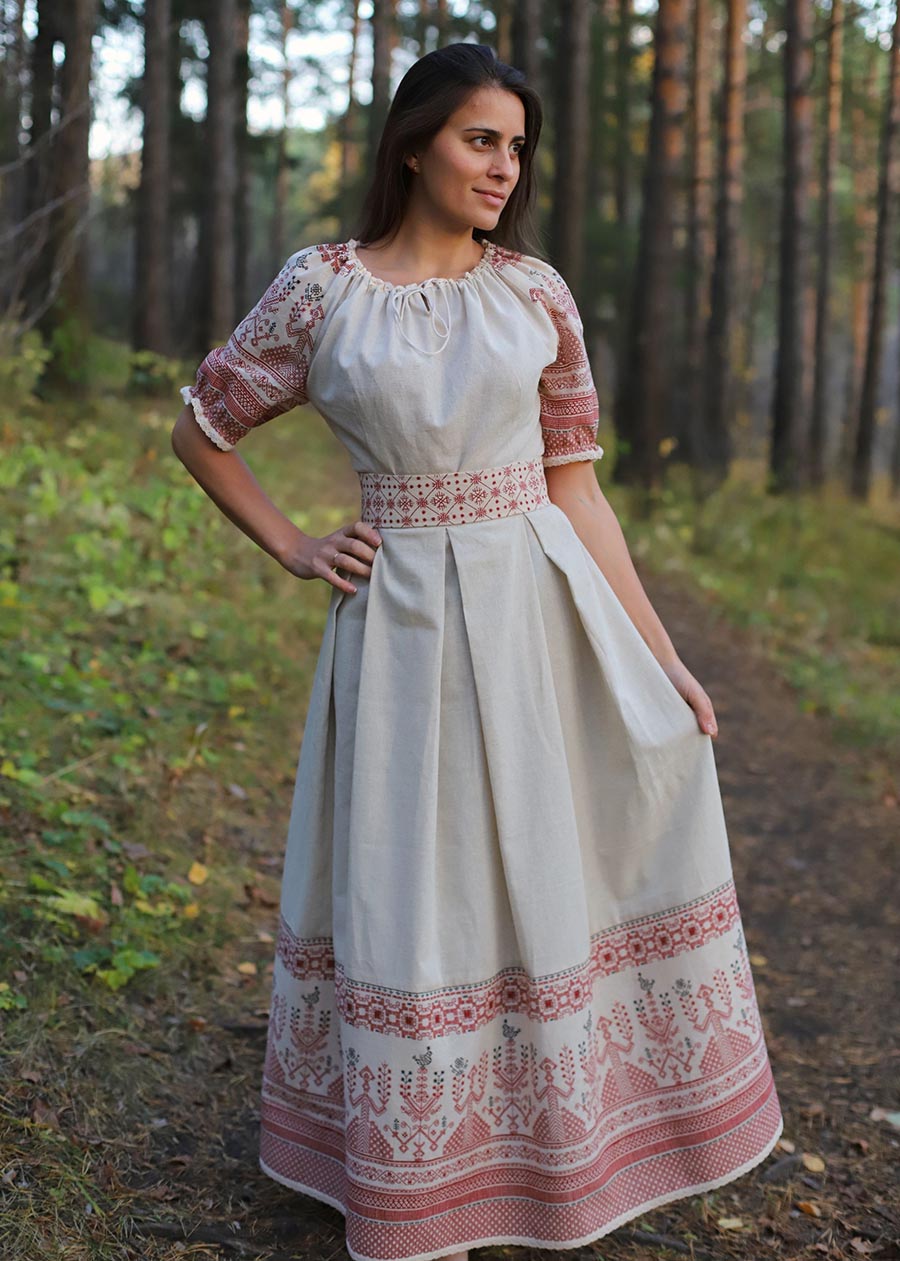 Girls in Slavic costumes in Bansi
