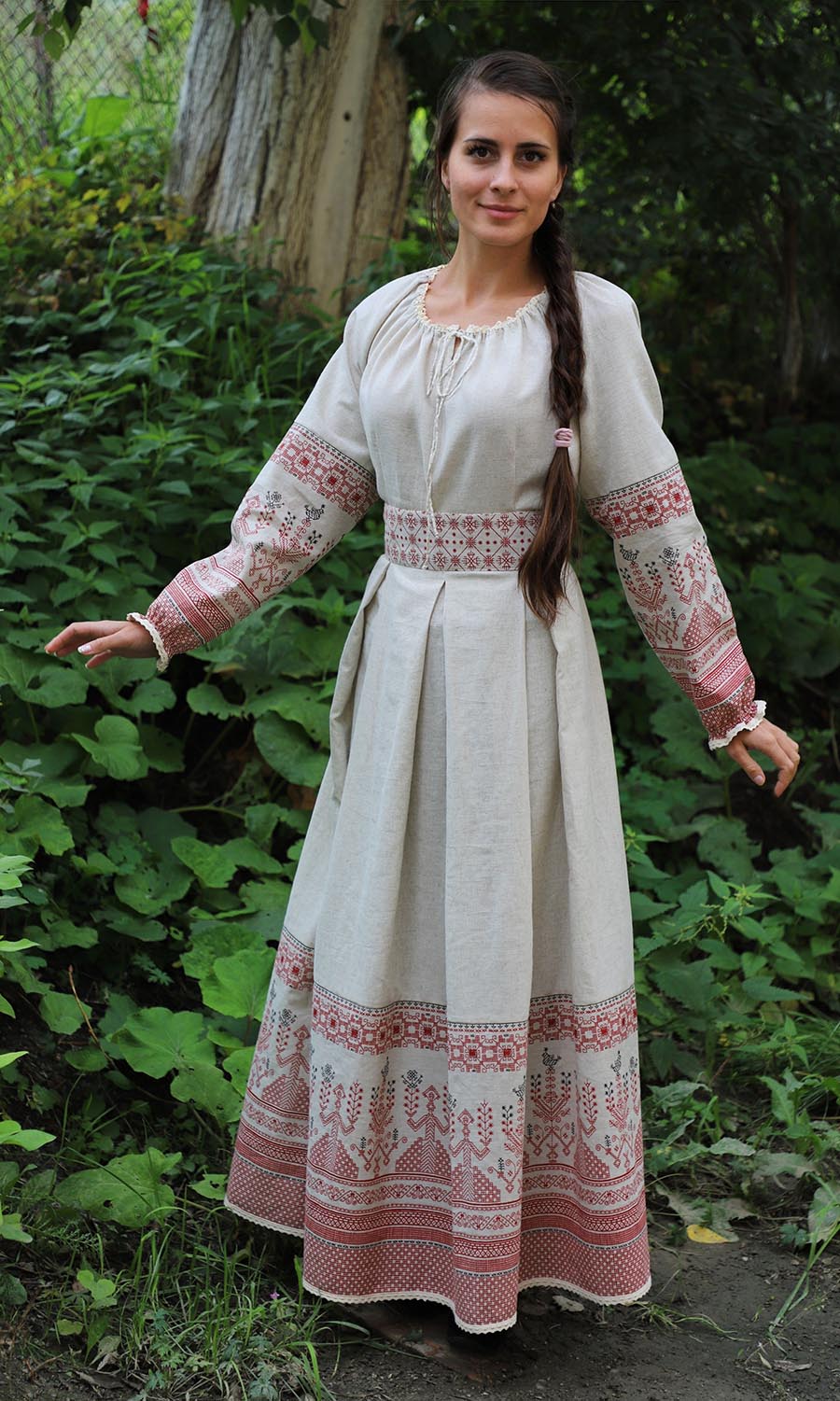 Girls in Slavic costumes in Bansi