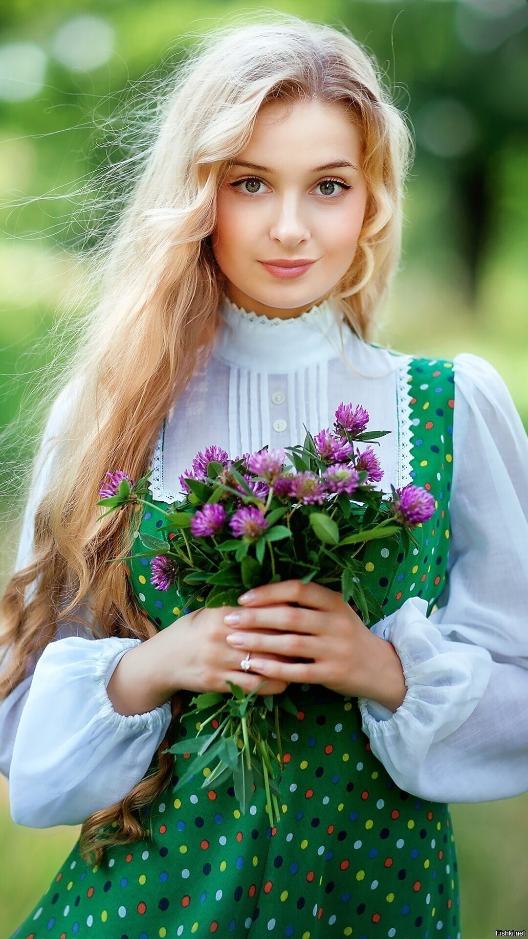 Girls in Slavic costumes in Bansi