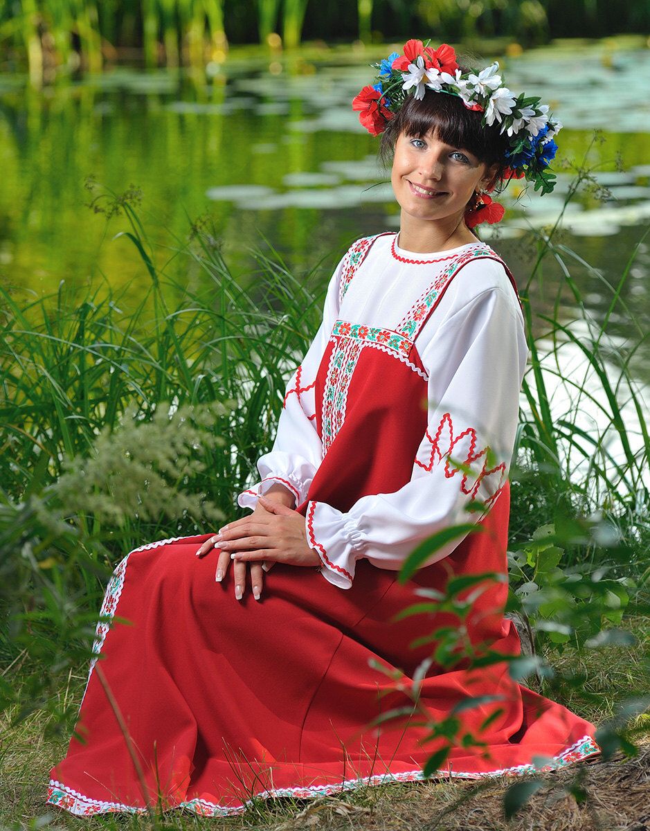 Beautiful girl Girls in Slavic costumes in Bansi