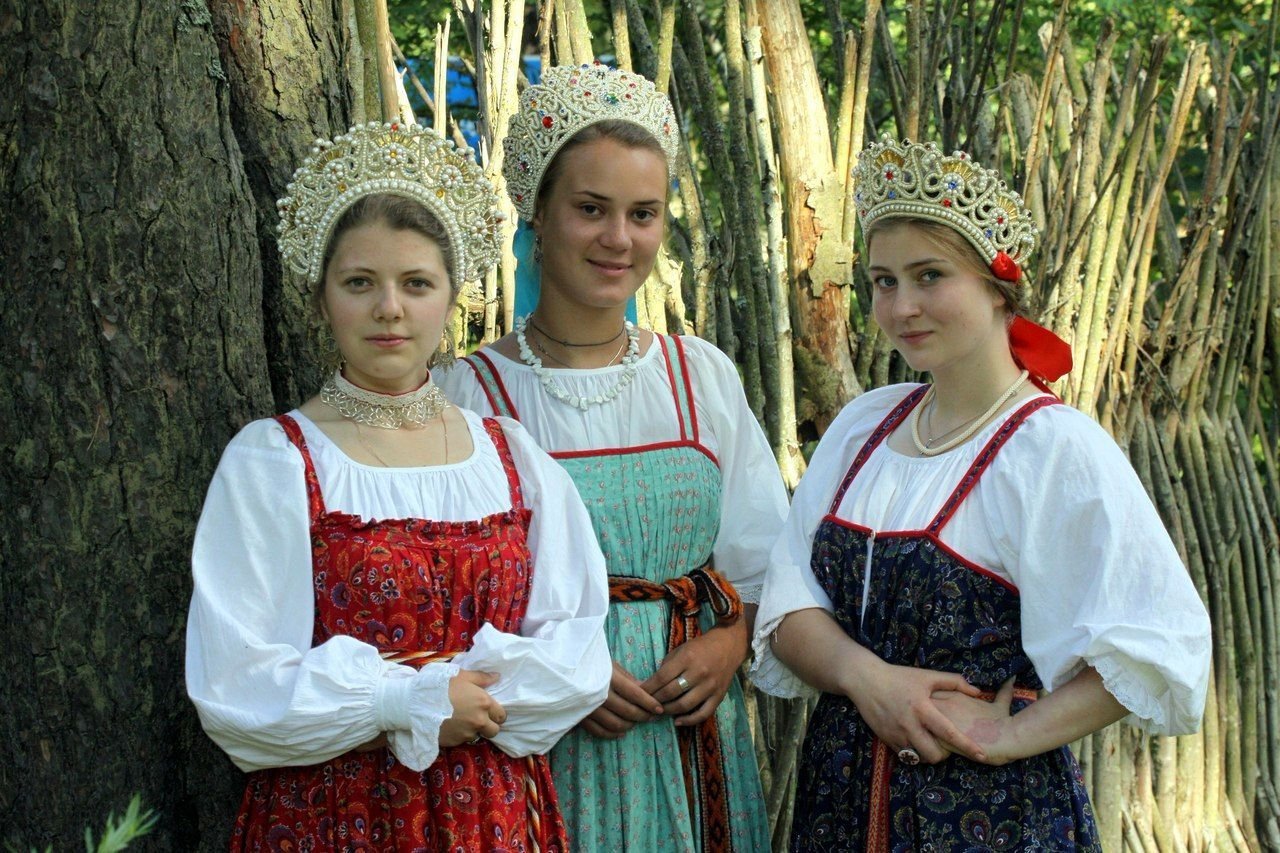 Sexy model Girls in Slavic costumes in Bansi