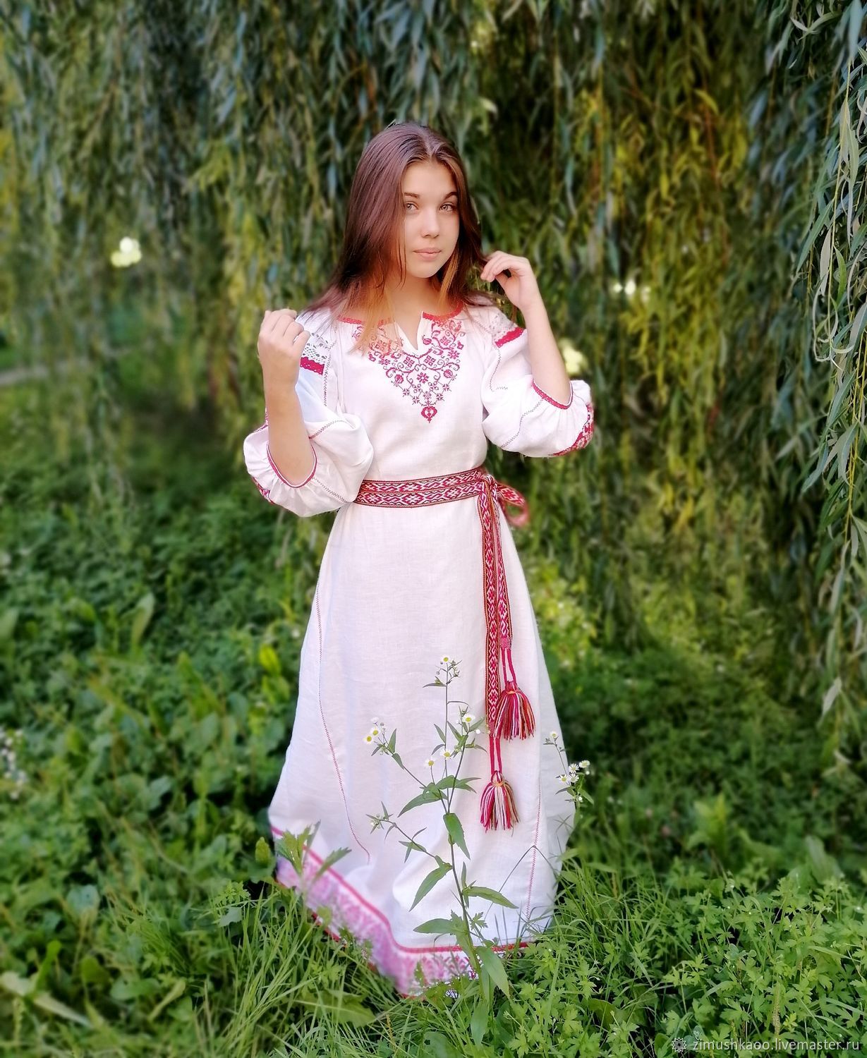 Girl Girls in Slavic costumes in Bansi