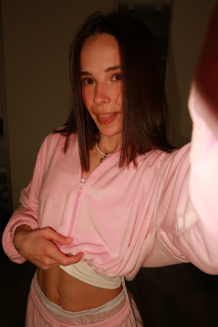 Tina brings the glow — live moments in Bansi